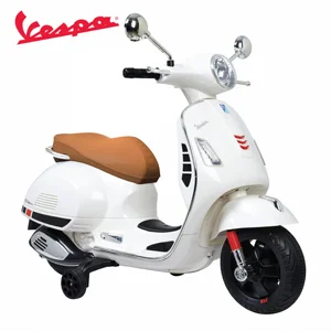 אופנוע ממנוע 12V וספה VESPA עם גלגלי עזר - צבע לבן אופנוע ממנוע 12V וספה VESPA עם גלגלי עזר - צבע לבן